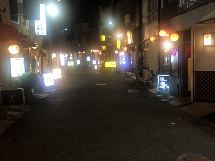 横須賀の飲み屋街、若松マーケットの様子です