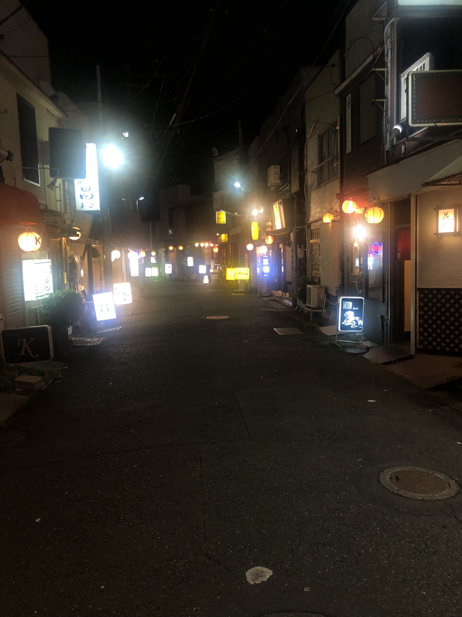 横須賀の飲み屋街、若松マーケットの様子です