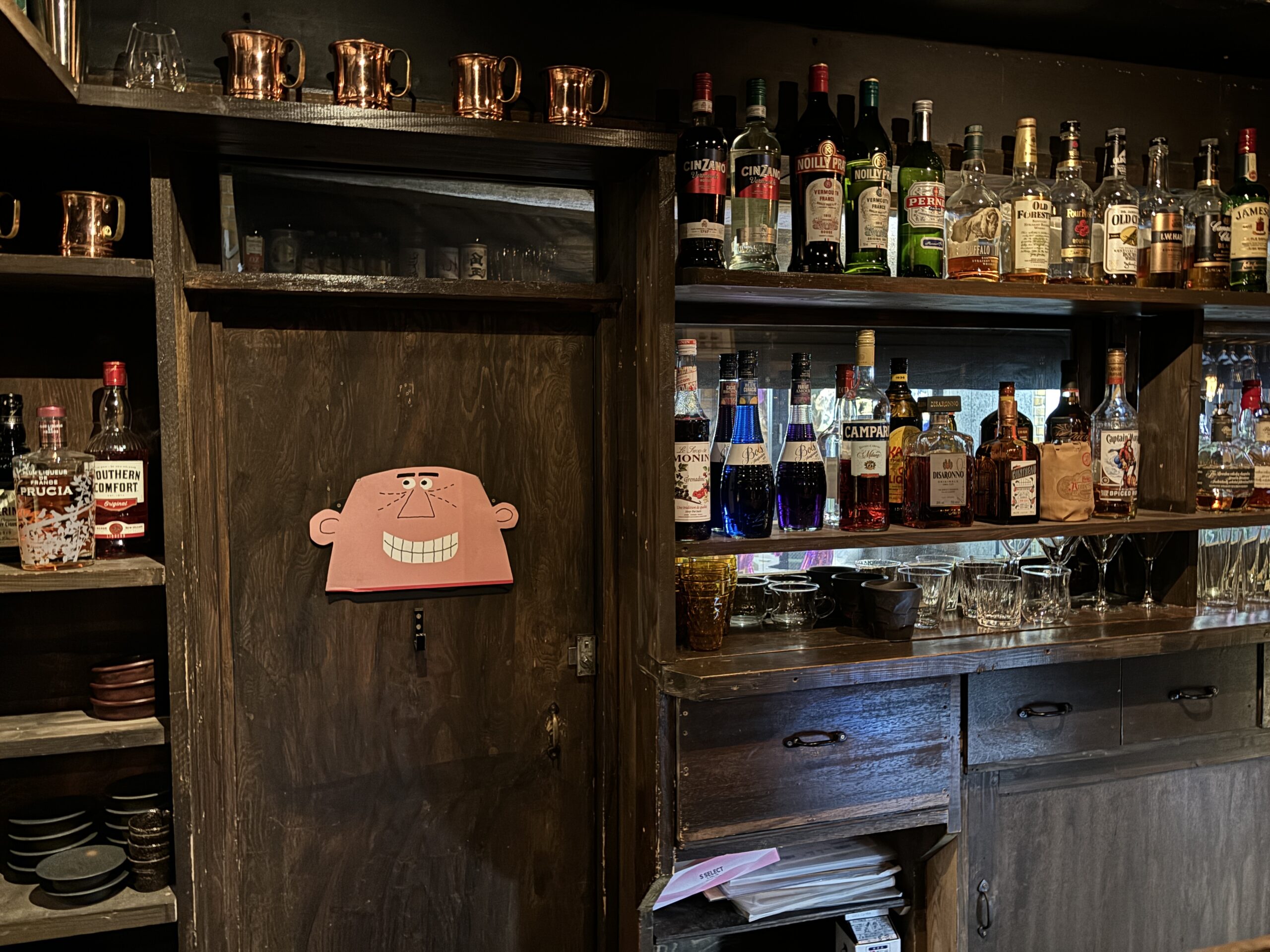 Bar Kadoya is an old-fashioned style yet a cozy standing bar in the Yushima district.